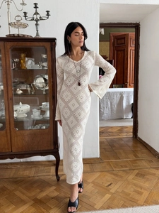 Elegante abito lungo in maglia bianco crema con maniche lunghe e motivo a rombi jacquard