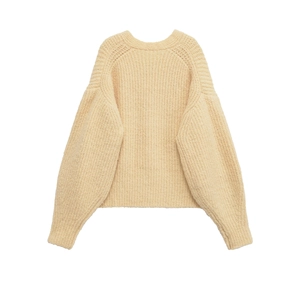Pull en maille beige classique avec col rond et texture côtelée sur un fond blanc neutre