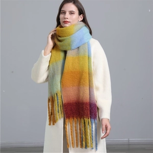 Détail de l'écharpe arc-en-ciel colorée avec texture pelucheuse et longues franges