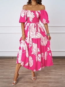 Détail d'une robe maxi fleurie fuchsia à épaules dénudées avec manches bouffantes