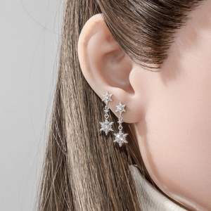Elegante funkelnde Silber-Schneeflocken-Ohrhänger mit Kristallen an einem weiblichen Model