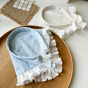 Détail de bandanas pour animaux à pois avec bords en dentelle plissée délicate en bleu et blanc