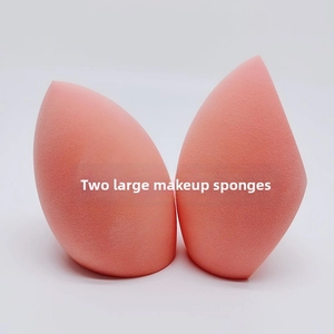 Gros plan de deux éponges de maquillage roses avec une texture fine sans latex