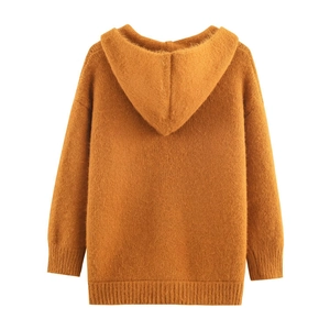 Vue détaillée de la texture mohair et de l'ourlet côtelé du sweat à capuche caramel