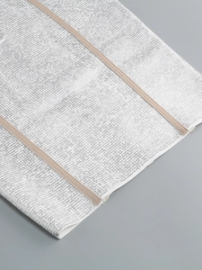 Gros plan sur le tissu en maille nid d'abeille blanc et beige avec détail de bandage