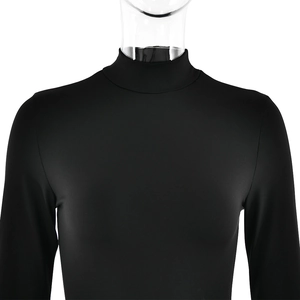 Gros plan d'un haut noir moulant à col roulé et manches longues sur mannequin pro
