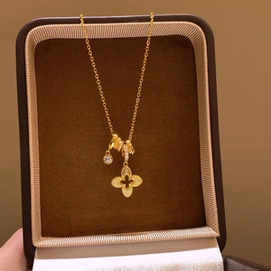 Collier avec pendentif fleur plaqué or 18 carats et diamants dans une boîte cadeau en velours