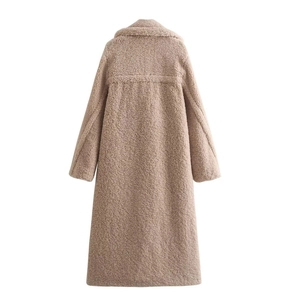Manteau long en polaire camel pour femme avec matière sherpa chaude et vue arrière épurée