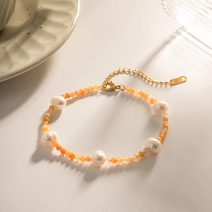 Armband mit Barockperlen und orangen Edelsteinen aus 18K vergoldetem Edelstahl mit Kette
