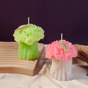 Detail einer handgefertigten 3D-Bouquet-Kerze mit Rosenblütenstruktur und Geschenkanhänger