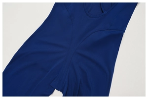 Détails du body bleu foncé montrant le tissu élastique et les coutures renforcées