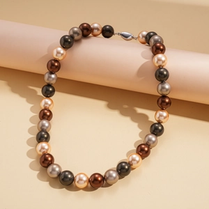 Détail d'un collier de perles fantaisie rondes multicolores avec fermoir argenté