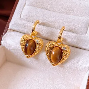 Orecchini vintage a cuore dorati con pietra marrone e trama martellata in scatola