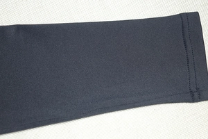 Détail de l'ourlet à double surpiqûre et de la texture en maille de cette robe midi