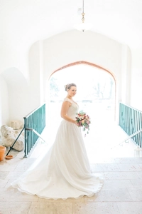 Détail de la broderie en dentelle et du tulle multicouche sur la robe de mariée blanche en A