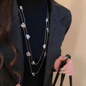 Collana a doppio strato in argento con pendenti geometrici irregolari su modella