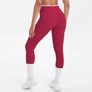 Détail du pantalon de yoga taille haute rouge foncé montrant l'effet galbant et le tissu