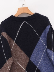 Dettaglio del motivo a rombi e della trama a maglia sul colletto di questo maglione