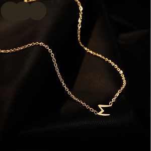 Collier chic en acier titane plaqué or 18 carats avec pendentif en forme de lettre M
