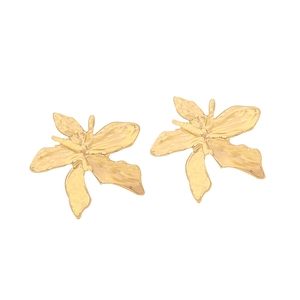 Elegant gold flower stud earrings with minimalist irregular petal design in stainless steel