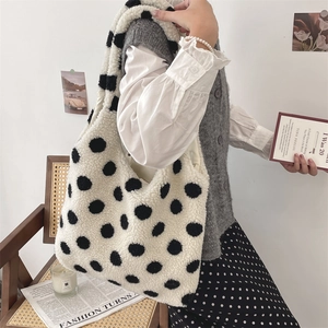 Detail der flauschigen schwarz-weißen Polka-Dot-Tasche mit weicher Webpelz-Textur