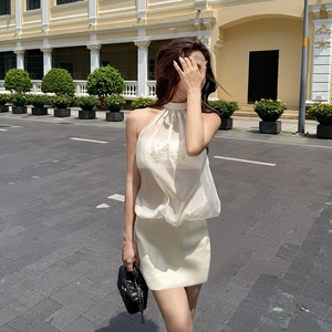 Detailansicht des weißen Halter-Organza-Tops und Bodycon-Rocks in eleganter Außenaufnahme