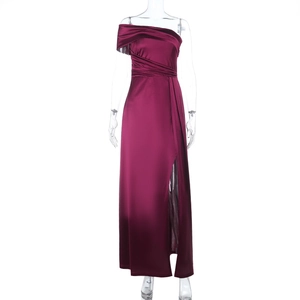 Détail d'une robe de soirée en satin bordeaux avec épaule asymétrique et plis élégants