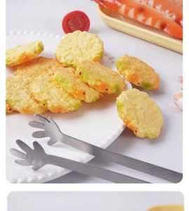Primer plano de pinzas de cocina de acero inoxidable para servir aperitivos fritos