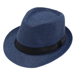 Detail eines dunkelblauen Trilby-Strohhuts mit schwarzem Ripsband und gewebter Textur