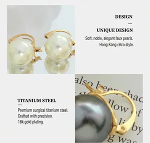 Détail macro de boucles d'oreilles en acier titane plaqué or 18K avec perles