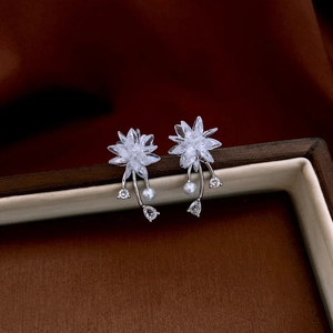 Macro di orecchini a fiore in vetro con metallo argentato pendente e perle sintetiche