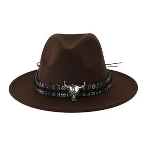 Cappello fedora in lana marrone scuro con fascia etnica e teschio di toro