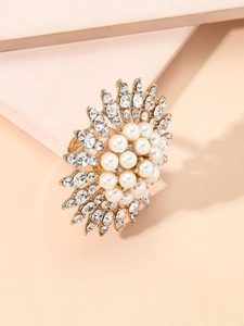 Dettaglio dell'anello cocktail bohémien con perle bianche e cristalli scintillanti a girasole