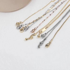 Détails de diverses chaînes en acier inoxydable plaqué or 18K avec fermoirs mousquetons