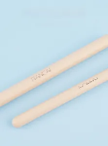 Gros plan de manches de pinceaux de maquillage en bois massif mat avec prise ergonomique