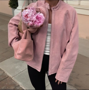 Detail der rosa Wildlederimitat-Jacke mit Stehkragen und glattem Reißverschluss-Design