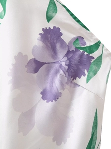 Vue détaillée du tissu en soie blanche avec imprimés floraux violets et couture fine