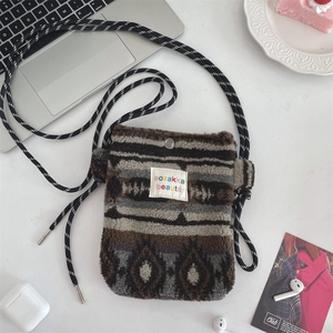 Détail du petit sac peluche à motifs ethniques avec bandoulière en cordon tressé