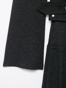 Détail de la robe midi gris anthracite avec texture sergée et boucle métallique