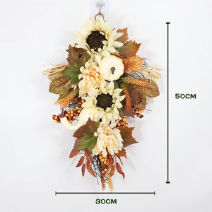 Herbstliche Türdeko mit weißen Kürbissen, Sonnenblumen und Ahornblättern, 50cm Höhe