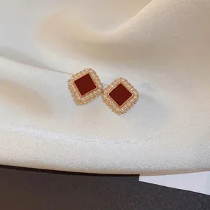 Boucles d'oreilles vintage en émail rouge et perles sur tissu de soie blanc