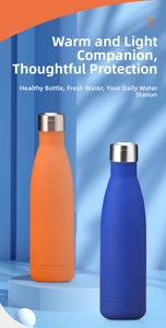 Détail de gourdes en acier inoxydable bleu et orange avec fini mat sur des supports