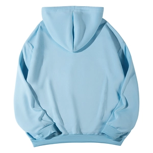 Détail du dos d'un sweat à capuche bleu clair montrant les poignets côtelés doux