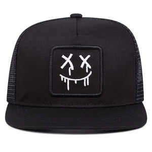 Cappellino trucker streetwear con ricamo demone e pannelli in rete traspirante