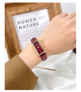 Détail d'une montre LGDI vintage pour femme avec boîtier doré et bracelet en cuir bordeaux