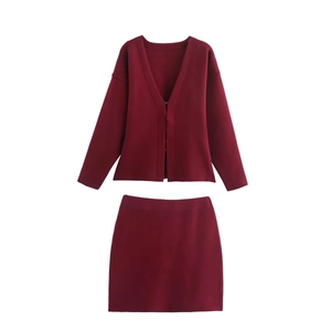 Ensemble tricot bordeaux deux pièces avec cardigan col V et jupe courte assortie