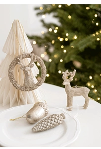 Décorations de Noël dorées avec rennes et pommes de pin avec détails scintillants