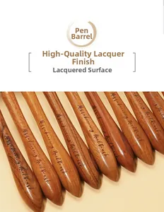 Détail macro du manche de pinceau à ongles en bois de noyer brun foncé avec fini laqué
