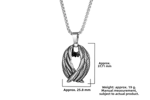 Détail macro du pendentif aile d'ange montrant les dimensions 37,7 mm par 25,8 mm