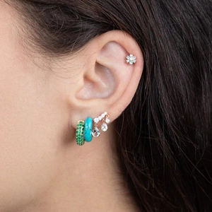Chic S925 silver needle drop earrings set with green stones and sparkling zircons
